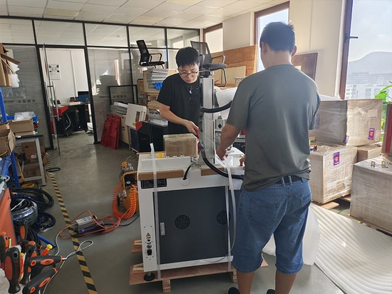 Máquina de marcado láser de fibra con gabinete Suntop con eje giratorio D200 enviada a Shanghái