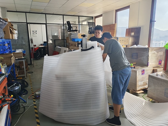 Máquina de marcado láser de fibra con gabinete Suntop con eje giratorio D200 enviada a Shanghái