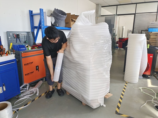 Máquina de marcado láser de fibra con gabinete Suntop con eje giratorio D200 enviada a Shanghái