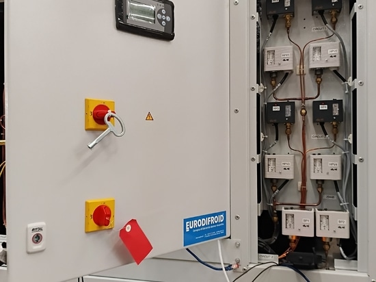 Armario eléctrico y cableado en enfriadora de agua RFI 2x400