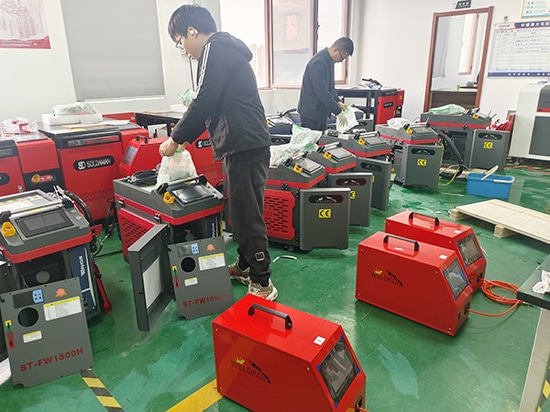 SUNTOP entrega con éxito 8 máquinas de soldadura láser portátiles de 1500 W personalizadas a un cliente español