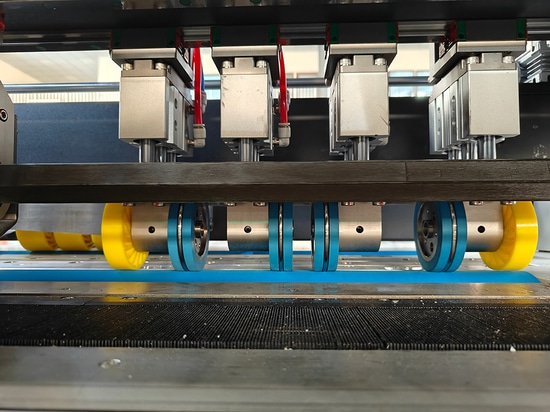 Caja sobre ruedas engrasadora