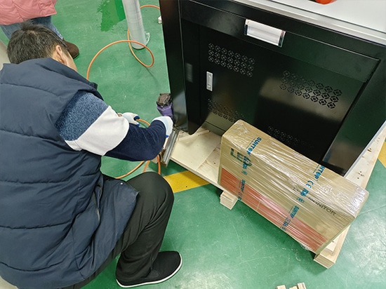 Envío de una máquina de marcado láser UV personalizada para un cliente español: con pedales dobles y puertas laterales correderas