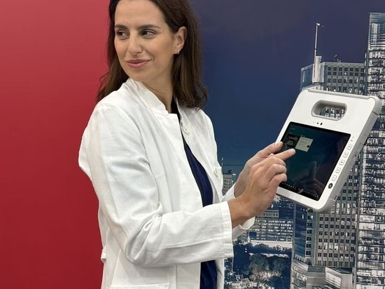 MD-100 con una mujer