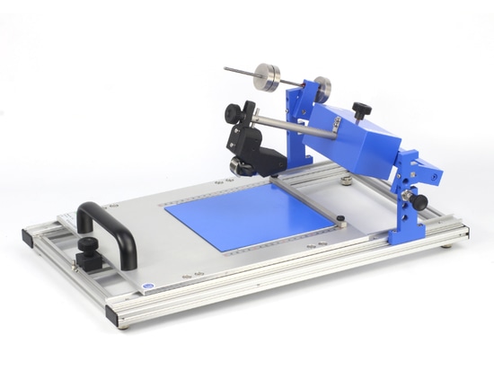 Dispositivo de sobremesa con brazo de carga regulable en altura