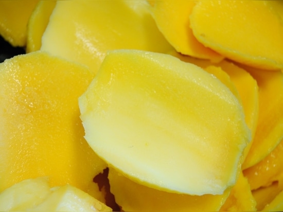 Mitades de mango deshuesadas