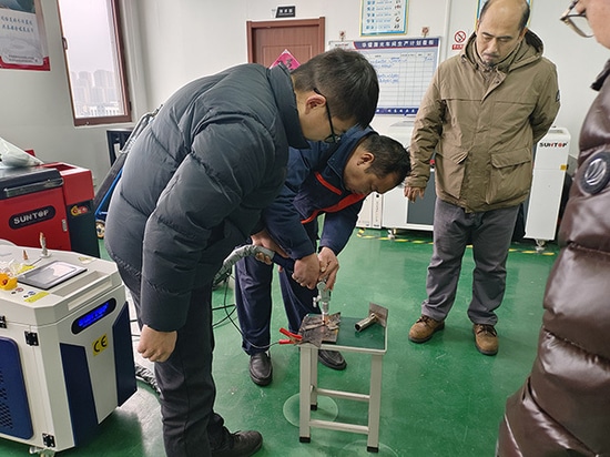 Un cliente visita las instalaciones de SUNTOP para asistir a una demostración de máquinas de soldadura láser y realizar una experiencia práctica