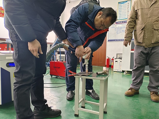 Un cliente visita las instalaciones de SUNTOP para asistir a una demostración de máquinas de soldadura láser y realizar una experiencia práctica