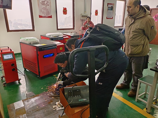Un cliente visita las instalaciones de SUNTOP para asistir a una demostración de máquinas de soldadura láser y realizar una experiencia práctica