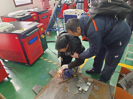 Un cliente visita las instalaciones de SUNTOP para asistir a una demostración de máquinas de soldadura láser y realizar una experiencia práctica
