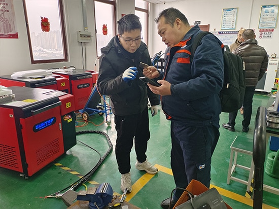 Un cliente visita las instalaciones de SUNTOP para asistir a una demostración de máquinas de soldadura láser y realizar una experiencia práctica