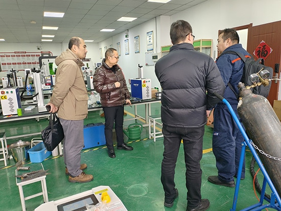 Un cliente visita las instalaciones de SUNTOP para asistir a una demostración de máquinas de soldadura láser y realizar una experiencia práctica