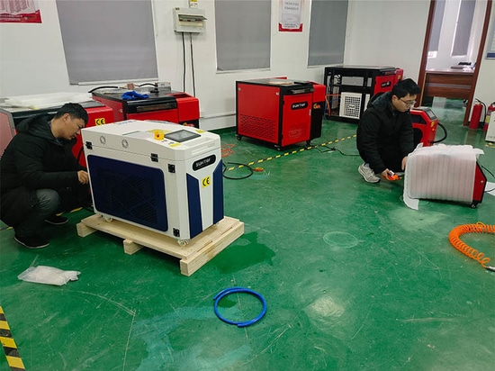 Envío exitoso de una soldadora láser portátil 5 en 1 de 1500 W a un cliente italiano