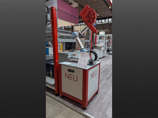 Con el séptimo eje, un robot puede ampliar de forma flexible su espacio de trabajo, incluso sin un armario de control independiente.