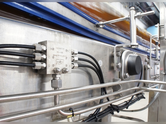 En la cervecería Erdinger – primer plano de la línea de embotellado con dispositivo SSV