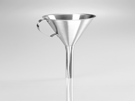 Robusto embudo de acero inoxidable para facilitar el llenado y la decantación (Bürkle GmbH)