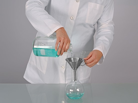 Robusto embudo de acero inoxidable para facilitar el llenado y la decantación (Bürkle GmbH)