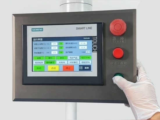 Figura 8 Ingeniero manejando la pantalla táctil del PLC Siemens