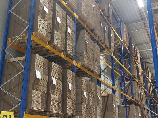Cartón ondulado nuevo utilizado para enviar los pedidos