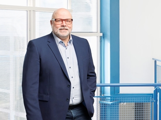 Thomas Ketterer, de Pematech GmbH, habla sobre el uso de la tecnología lineal IEF-Werner en líneas de ensayo y montaje. Imagen: Pematech GmbH