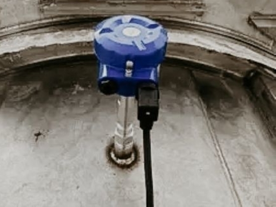 Instalado en la parte superior del depósito del camión: para una detección precisa y sin mantenimiento del nivel máximo, sin señales falsas provocadas por las salpicaduras de líquido.