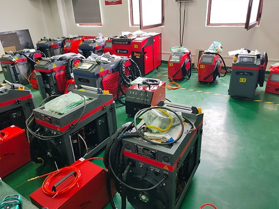 Exportación exitosa de 14 máquinas de soldadura láser portátiles personalizadas a España