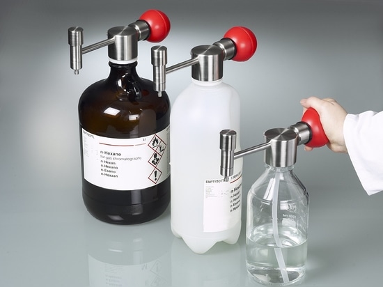 Mini bomba para disolventes: compacta y versátil, para la dosificación precisa de disolventes desde envases pequeños (Bürkle GmbH)