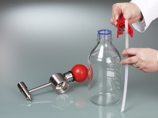 Mini bomba para disolventes: compacta y versátil, para la dosificación precisa de disolventes desde recipientes pequeños (Bürkle GmbH)