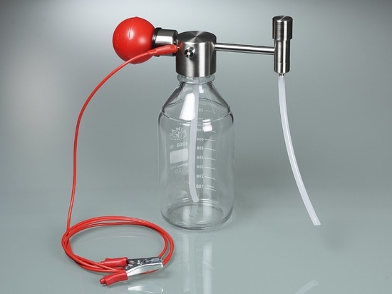 Mini bomba para disolventes: compacta y versátil, para la dosificación precisa de disolventes desde recipientes pequeños (Bürkle GmbH)