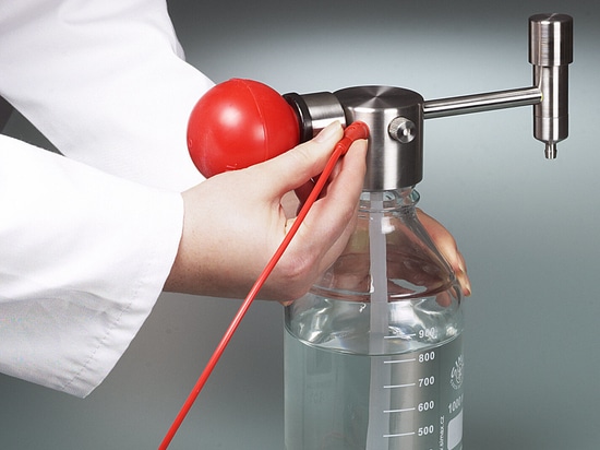 Mini bomba para disolventes: compacta y versátil, para la dosificación precisa de disolventes desde recipientes pequeños (Bürkle GmbH)