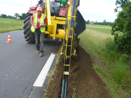 Un Wizz Wheel 75 excavando junto a la carretera