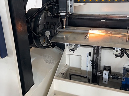 Entrega satisfactoria de la máquina automática de corte de tubos por láser de SUNTOP en Italia