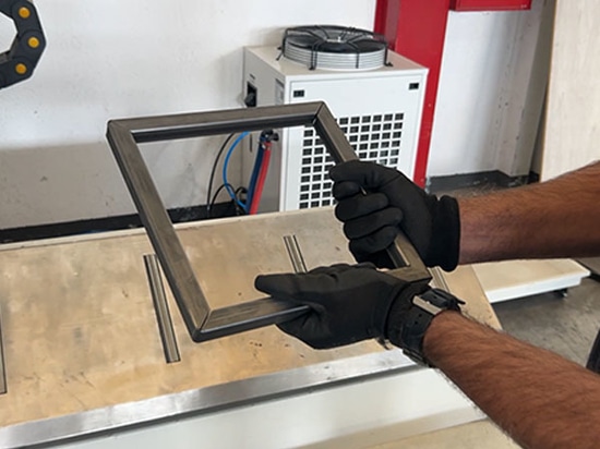 Entrega satisfactoria de la máquina automática de corte de tubos por láser de SUNTOP en Italia